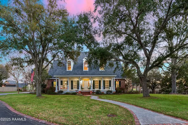 $670,000 | 9 Oak Place, New Iberia, LA 70563