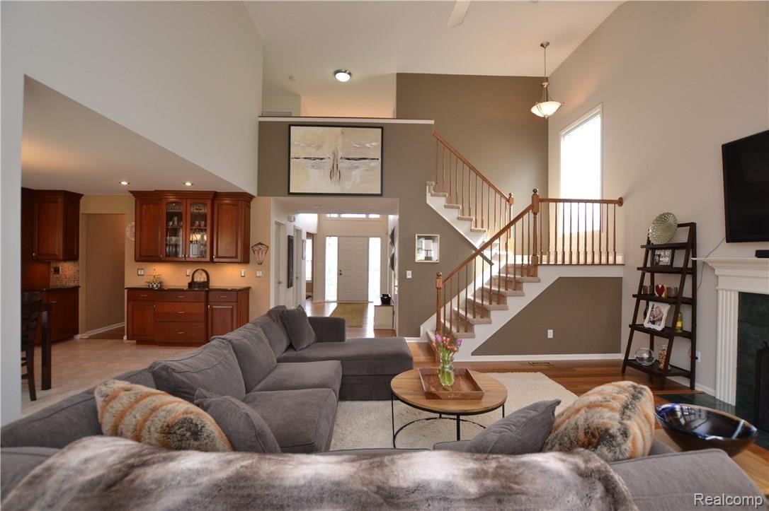 854 Dakota Court Rochester, MI 48307 - Photo 4 of 32 Great Room View To Foyer