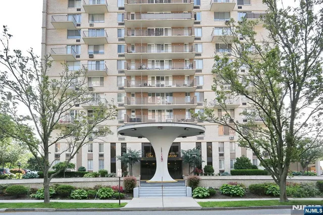 $2,295 | 160 Overlook Avenue, Unit 18D, Hackensack, NJ 07601