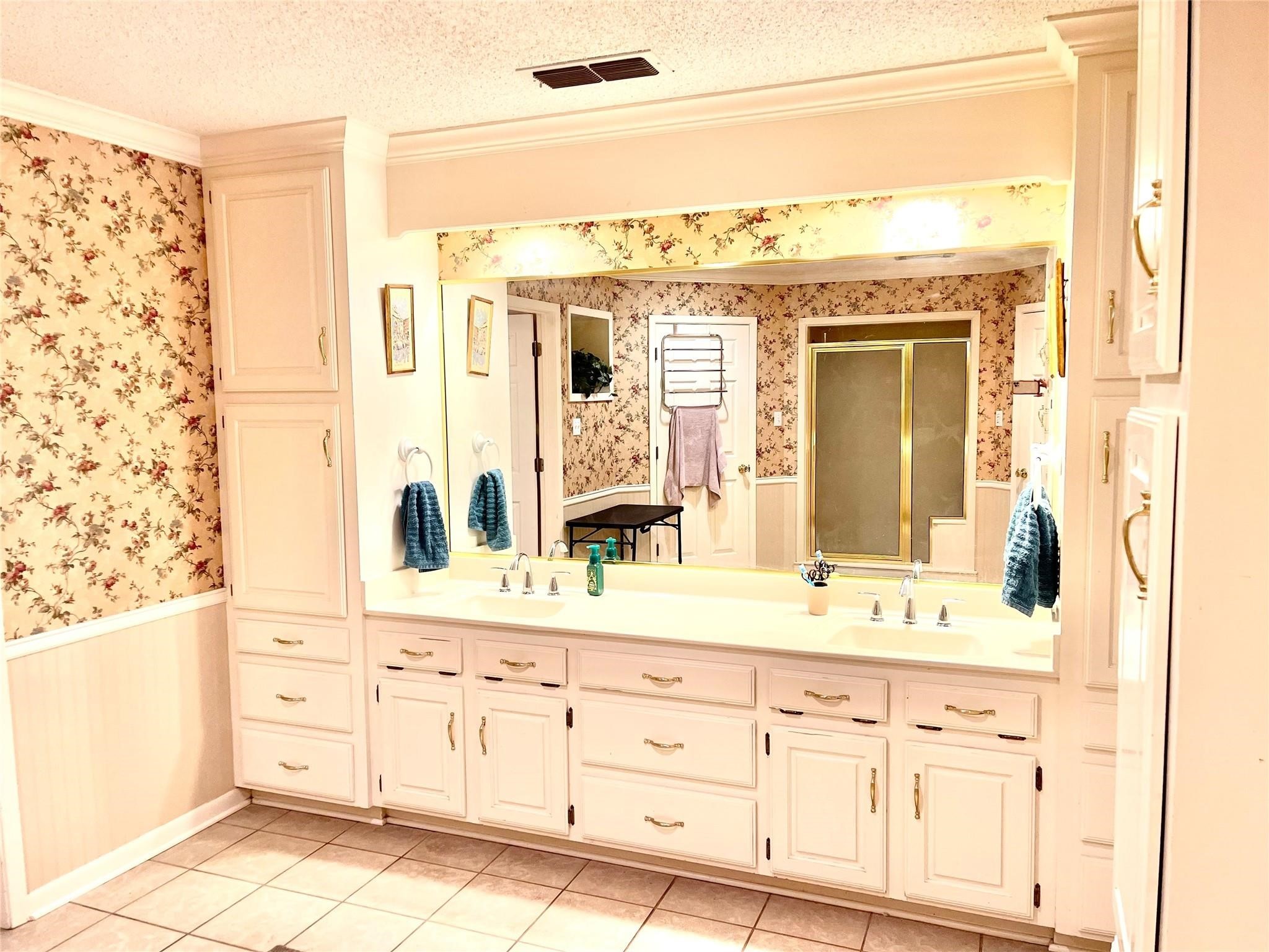 710 South Main Street Coolidge, TX 76635 - Photo 27 of 36 a bathroom with a sink and a mirror