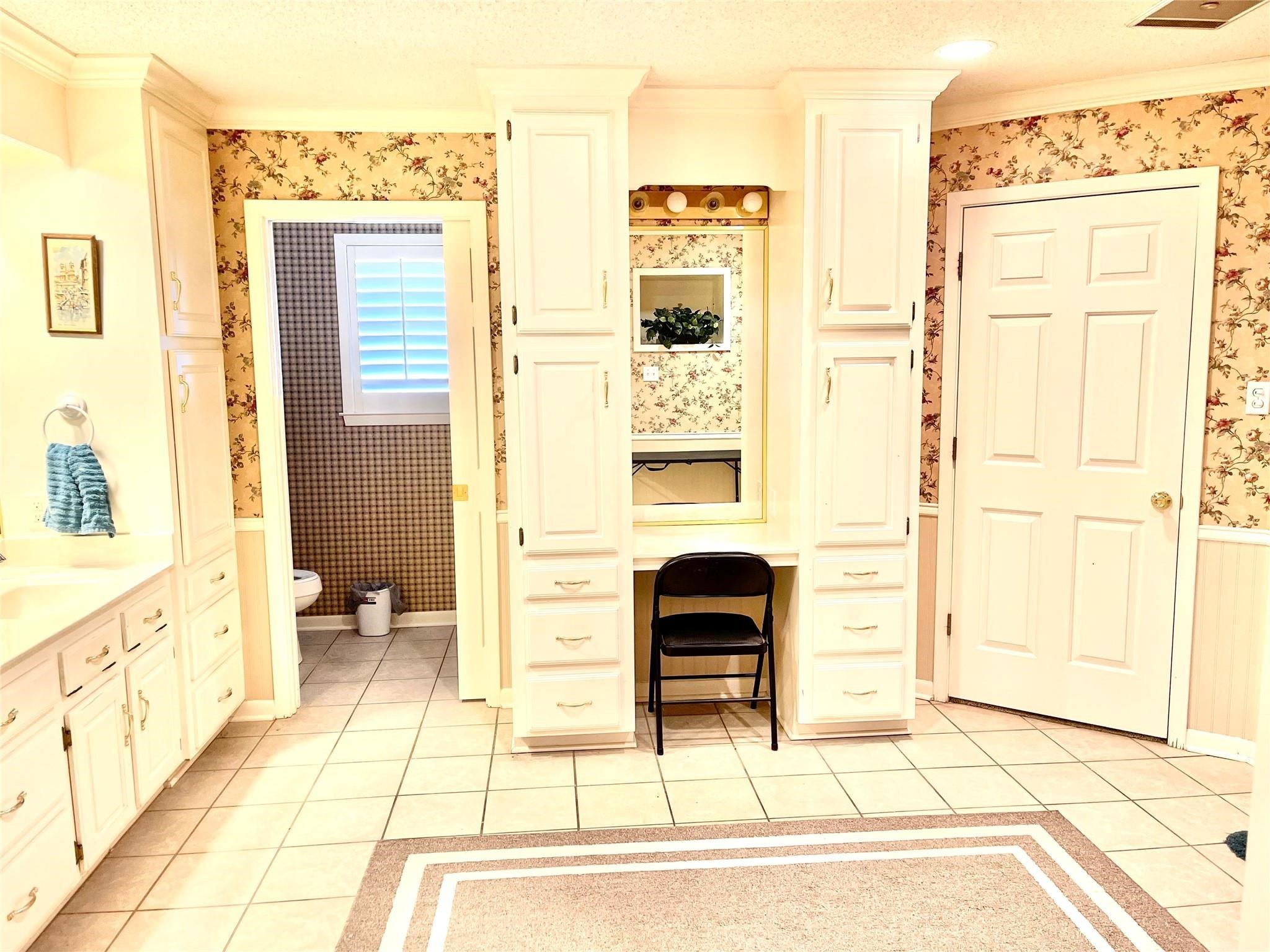 710 South Main Street Coolidge, TX 76635 - Photo 28 of 36 a view of front door with hallway