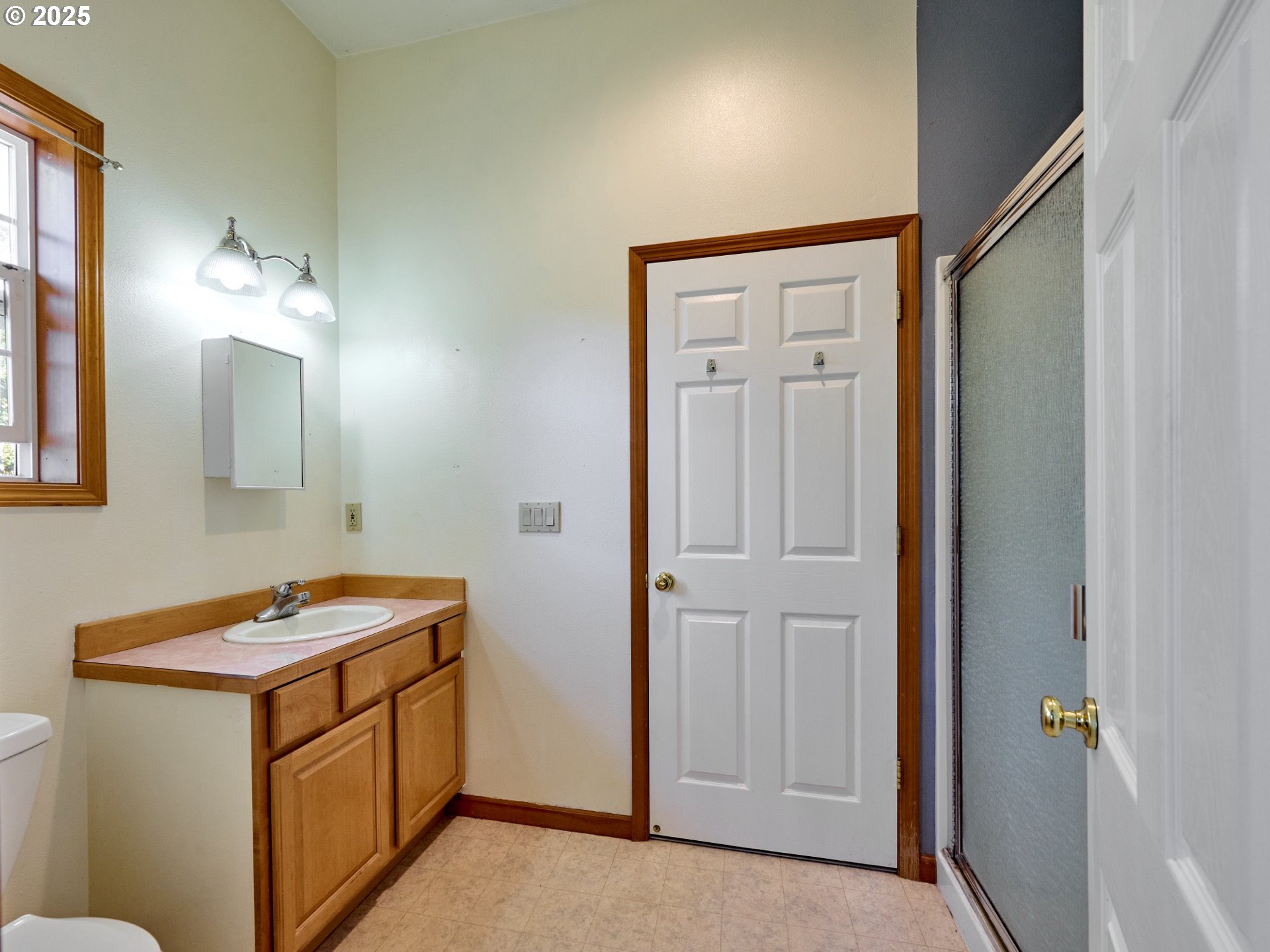 795 Corby Street Woodburn, OR 97071 - Photo 13 of 44 a utility room with cabinets washer and dryer