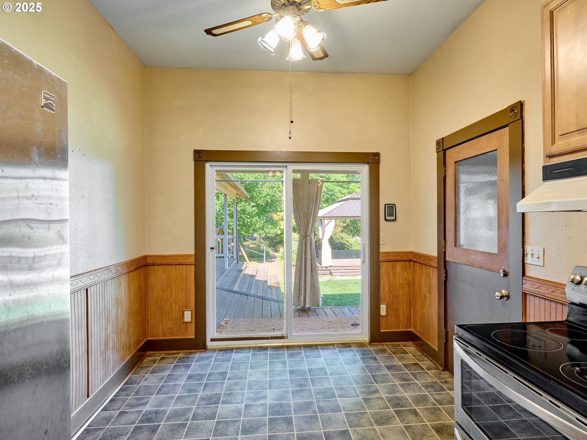 795 Corby Street Woodburn, OR 97071 - Photo 10 of 44 a view of an entryway with a chandelier