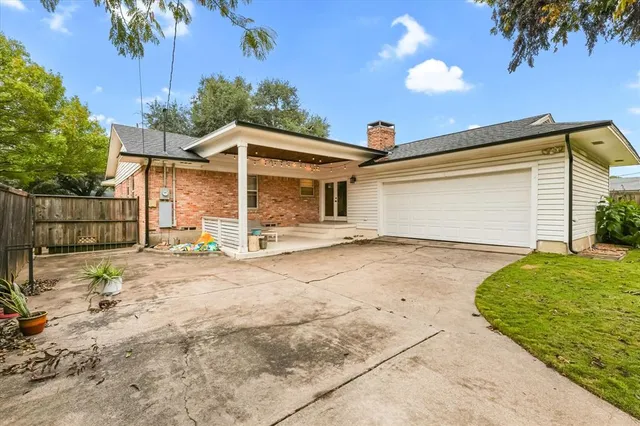 a view of a backyard