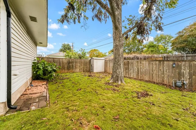 a view of a backyard