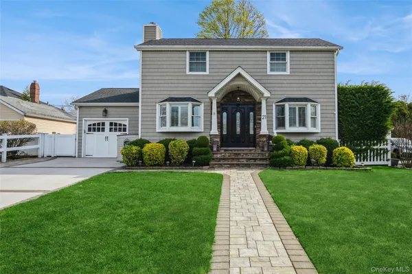 $899,999 | 21 Crest Road East, North Merrick, NY 11566