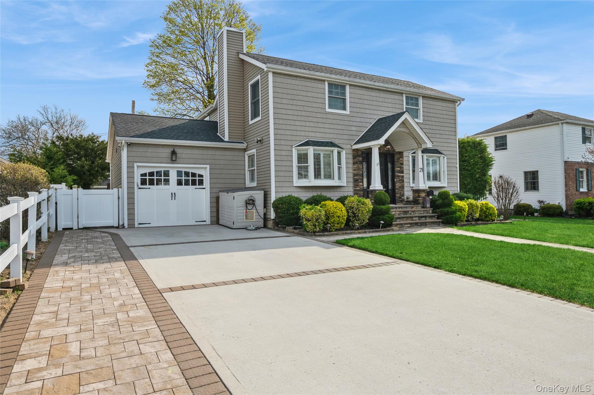 21 Crest Road East North Merrick, NY 11566 - Photo 2 of 27