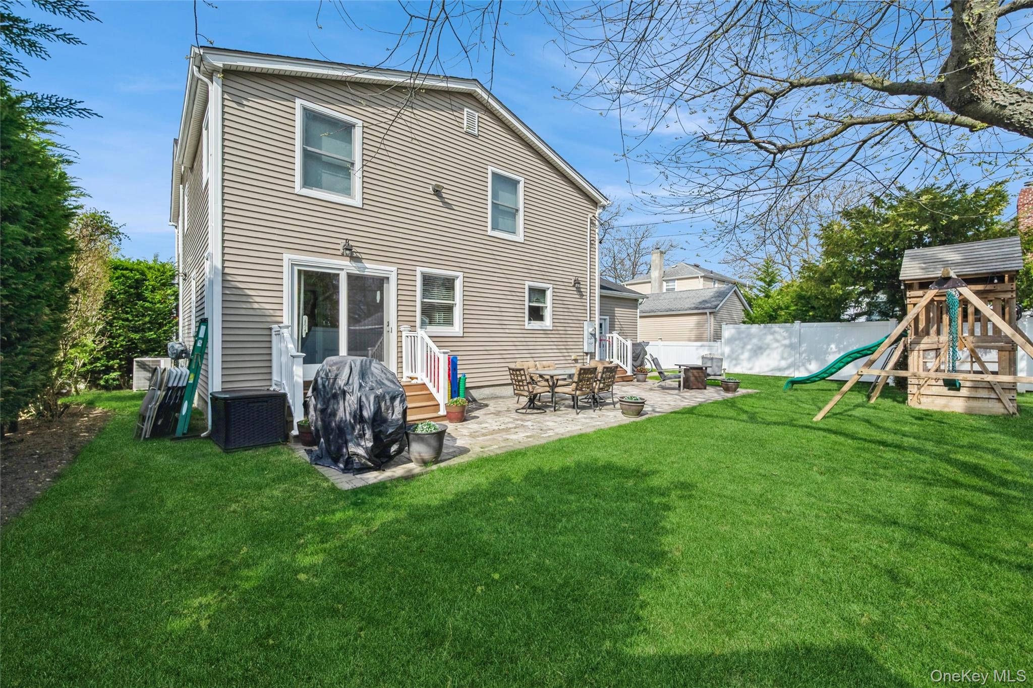 21 Crest Road East North Merrick, NY 11566 - Photo 3 of 27