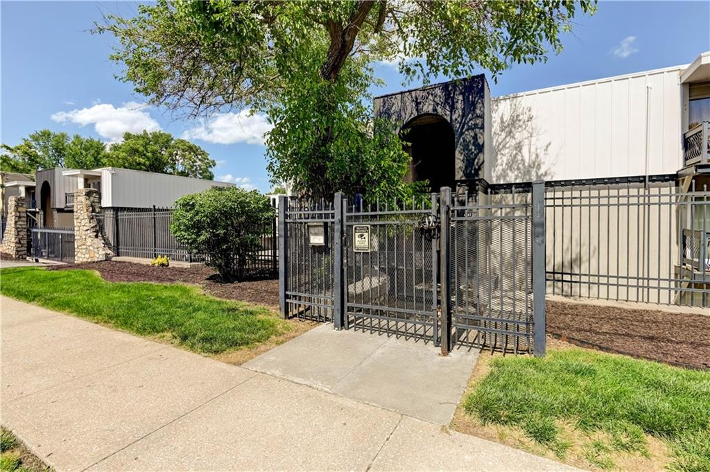 4157 Roanoke Road, Unit 2 Kansas City, MO 64111 - Photo 1 of 33