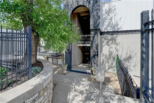 $109,900 | 4157 Roanoke Road, Unit 2, Kansas City, MO 64111