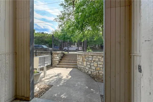 $109,900 | 4157 Roanoke Road, Unit 2, Kansas City, MO 64111