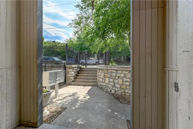 $109,900 | 4157 Roanoke Road, Unit 2, Kansas City, MO 64111