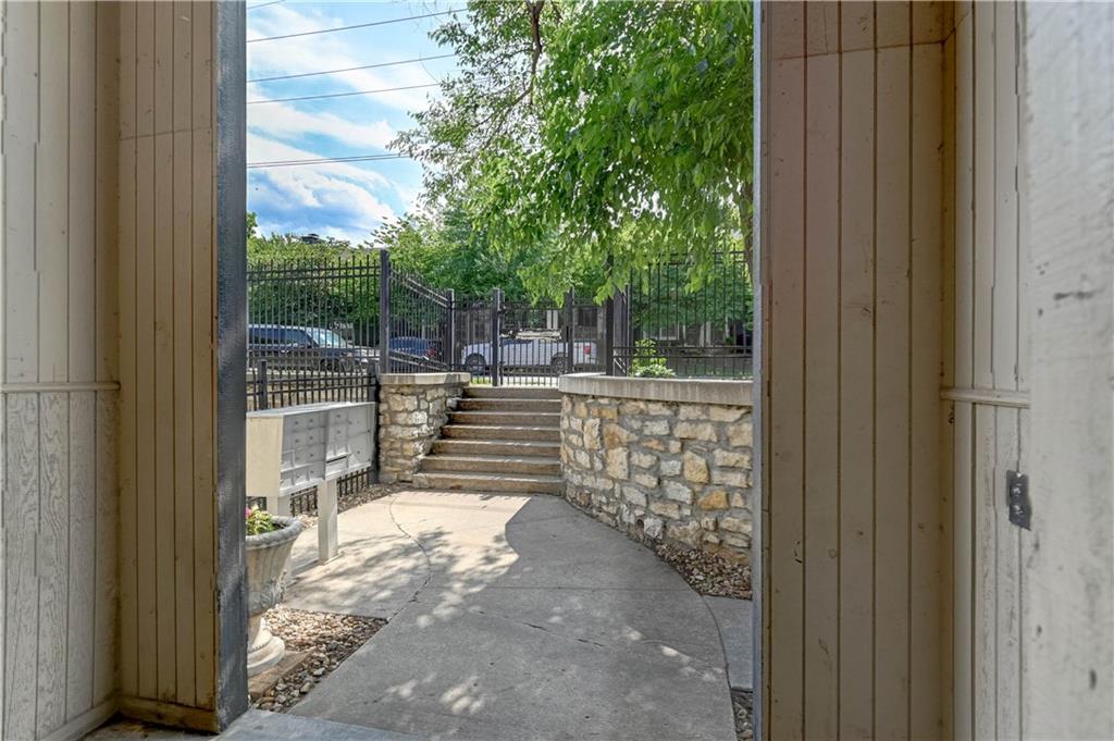 4157 Roanoke Road, Unit 2 Kansas City, MO 64111 - Photo 23 of 33