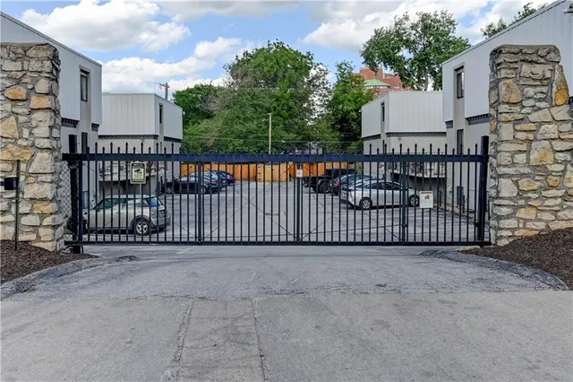 $109,900 | 4157 Roanoke Road, Unit 2, Kansas City, MO 64111