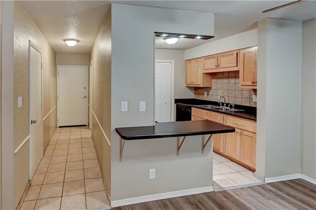 $109,900 | 4157 Roanoke Road, Unit 2, Kansas City, MO 64111