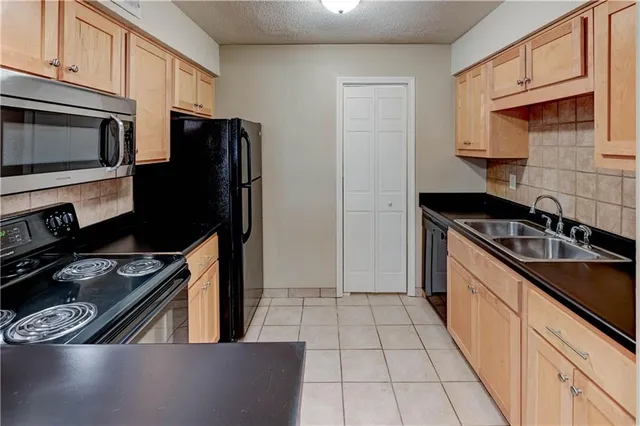 $109,900 | 4157 Roanoke Road, Unit 2, Kansas City, MO 64111