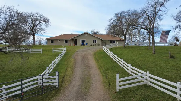 $629,500 | 31602 Tumbleweed Lane, Squaw Valley, CA 93675