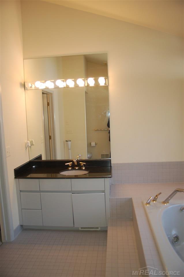 1364 Springwood Lane Rochester, MI 48309 - Photo 11 of 16 31233723-10.JPG