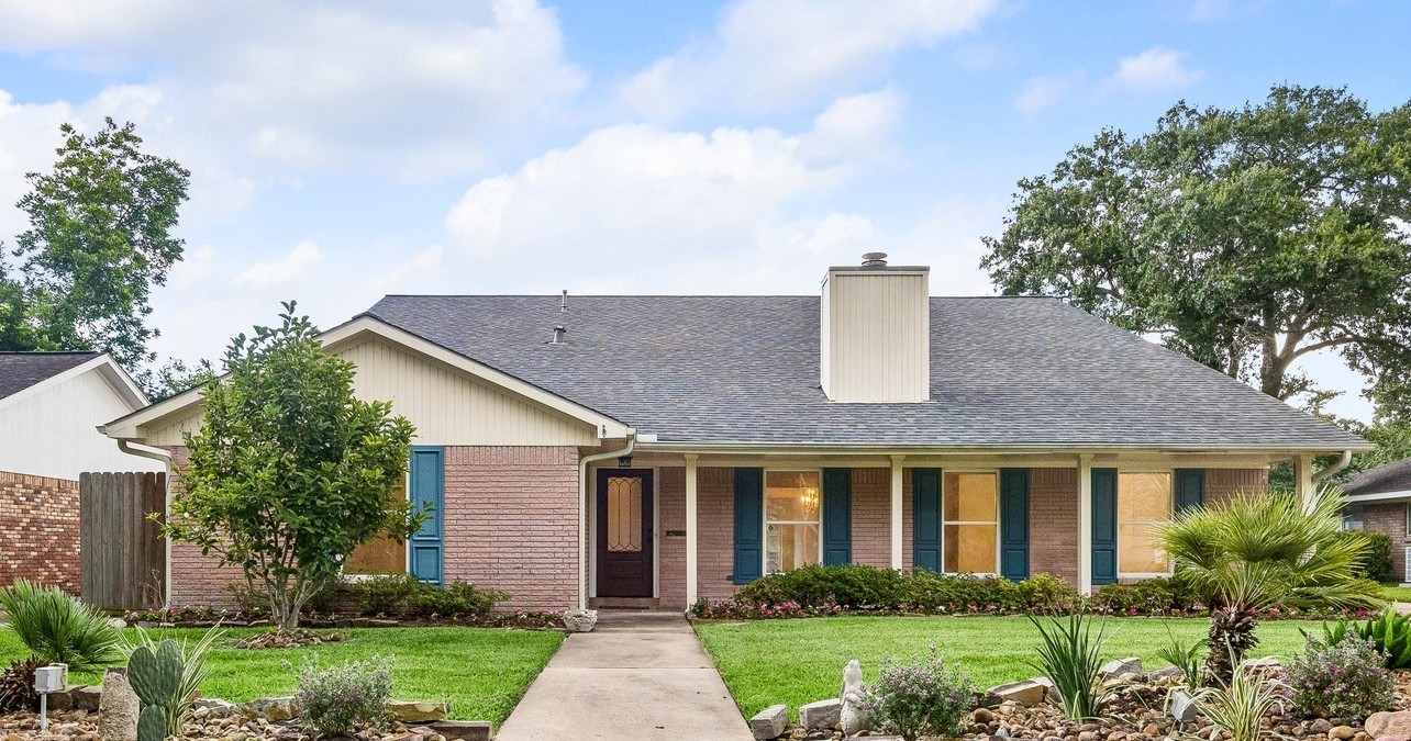 5515 Sylmar Road Houston, TX 77081 - Photo 1 of 28 Front view of 5515 Sylmar you'll notice how tidy this traditional is upon first arrival
Native landscape accents add that TEXAS touch .