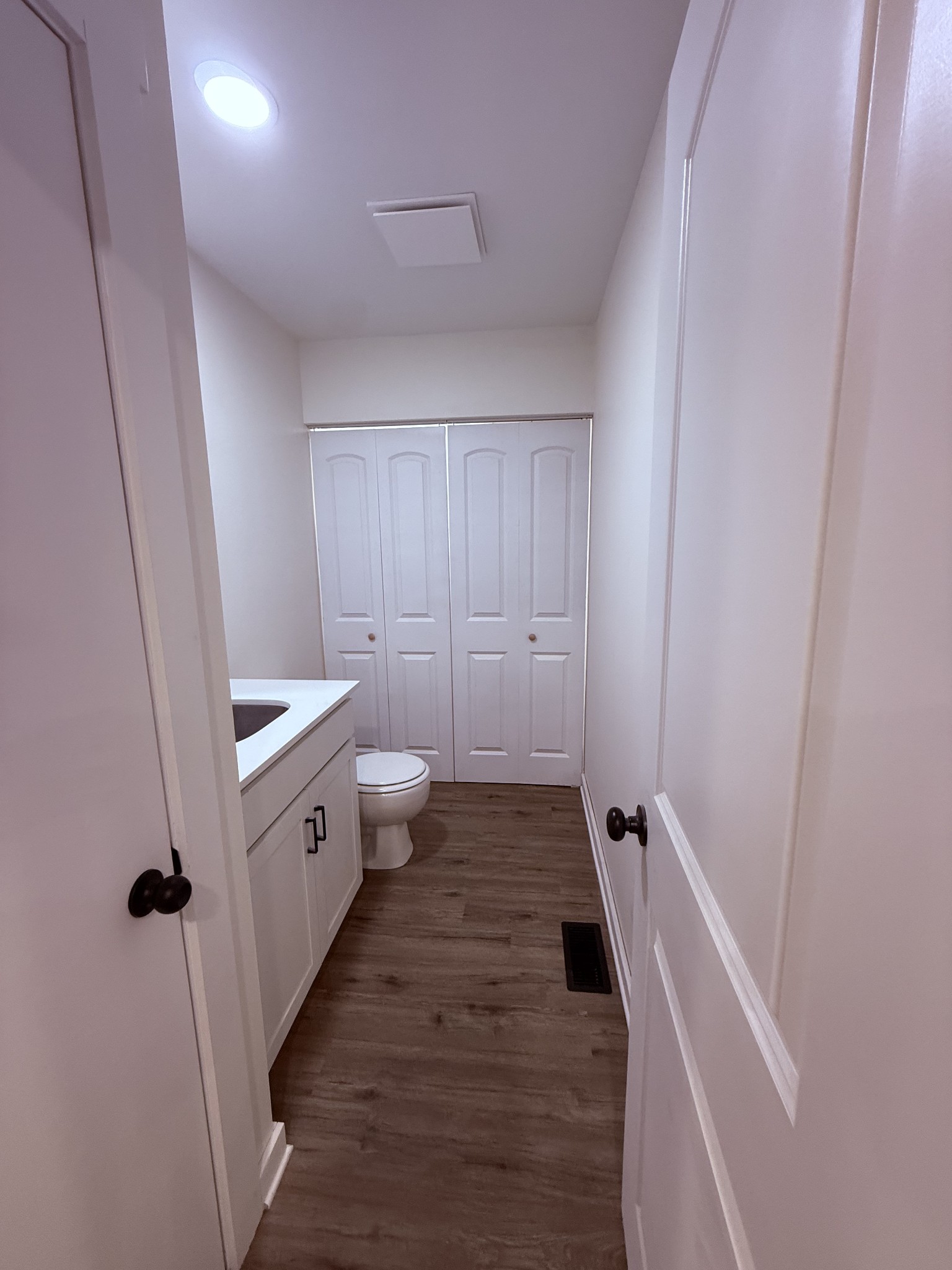 622 Beech Street Centerville, TN 37033 - Photo 8 of 30 a bathroom with 2 sink and a bathtub