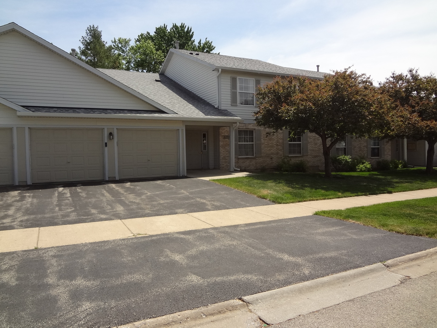 1171 North Red Oak Circle, Unit 4 Round Lake Beach, IL 60073 - Photo 1 of 23 a house that has a lots of windows in it
