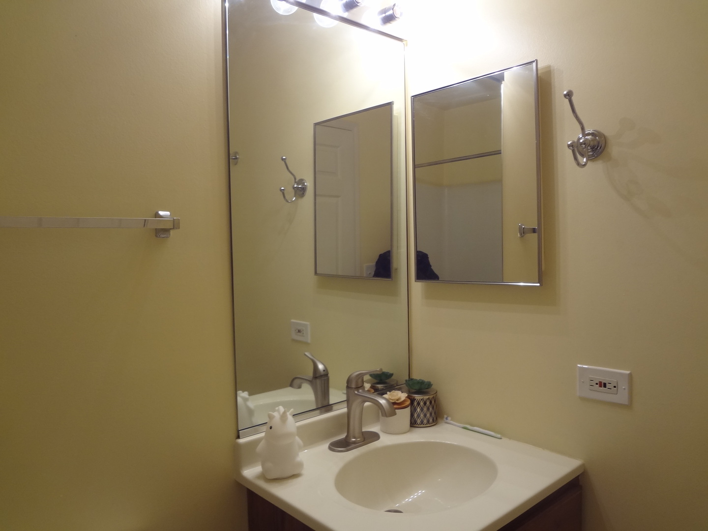 1171 North Red Oak Circle, Unit 4 Round Lake Beach, IL 60073 - Photo 18 of 23 a bathroom with a sink and a mirror