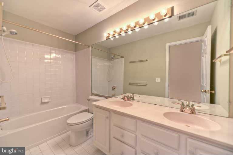 12406 Brown Fox Way Reston, VA 20191 - Photo 22 of 30 Bath