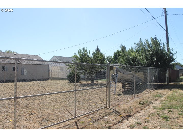 848 N Street Springfield, OR 97477 - Photo 11 of 33 a view of a backyard