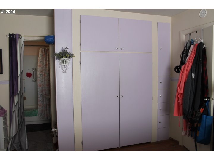 848 N Street Springfield, OR 97477 - Photo 25 of 33 a view of walk in closet