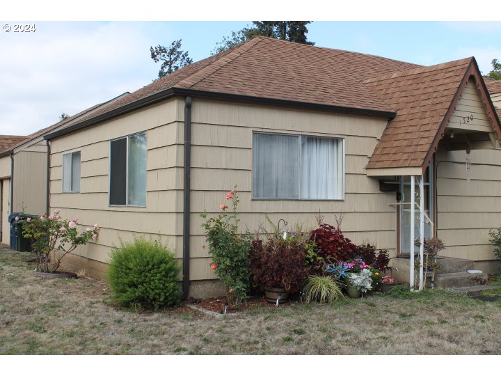 848 N Street Springfield, OR 97477 - Photo 33 of 33 a view of a house with a yard