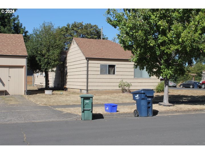 848 N Street Springfield, OR 97477 - Photo 5 of 33 a outdoor view with a sitting space