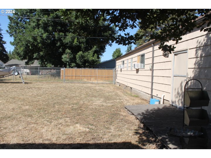 848 N Street Springfield, OR 97477 - Photo 7 of 33