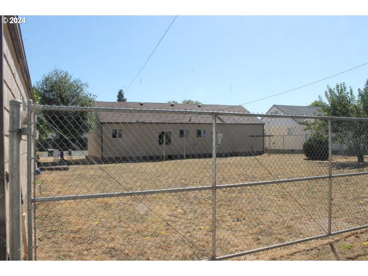 848 N Street Springfield, OR 97477 - Photo 10 of 33 a view of a terrace
