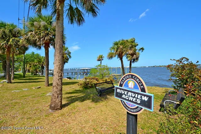 a sign that is on the side of the road