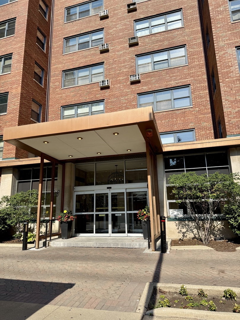 2909 North Sheridan Road, Unit 1212 Chicago, IL 60657 - Photo 3 of 20