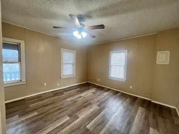 $1,550 | 119 South 5th Street, Sanger, TX 76266