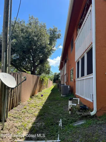 a view of a house with backyard and trees