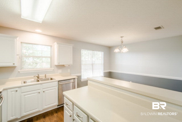 29251 Canterbury Road Daphne, AL 36526 - Photo 15 of 32 Breakfast Bar