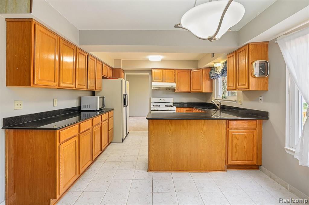 691 Abbey Court Rochester Hills, MI 48307 - Photo 6 of 39