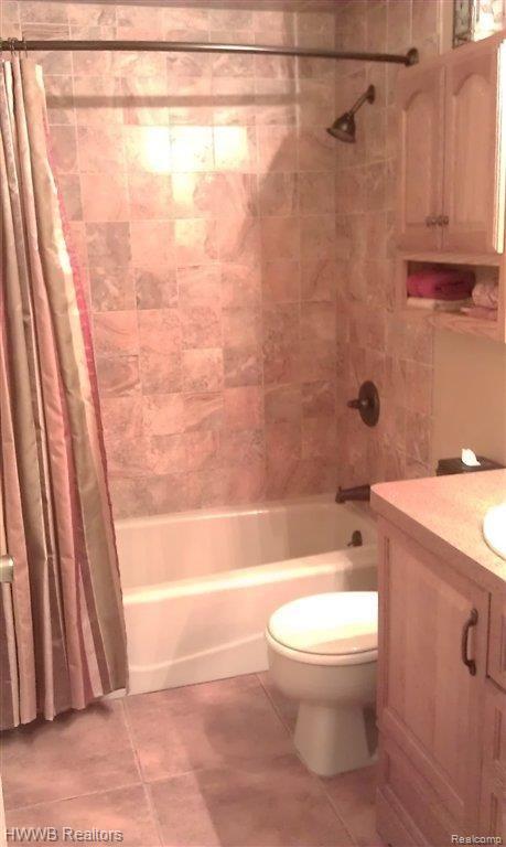 1400 Avon Circle West Rochester, MI 48309 - Photo 18 of 24 18-First Floor Bath.jpg