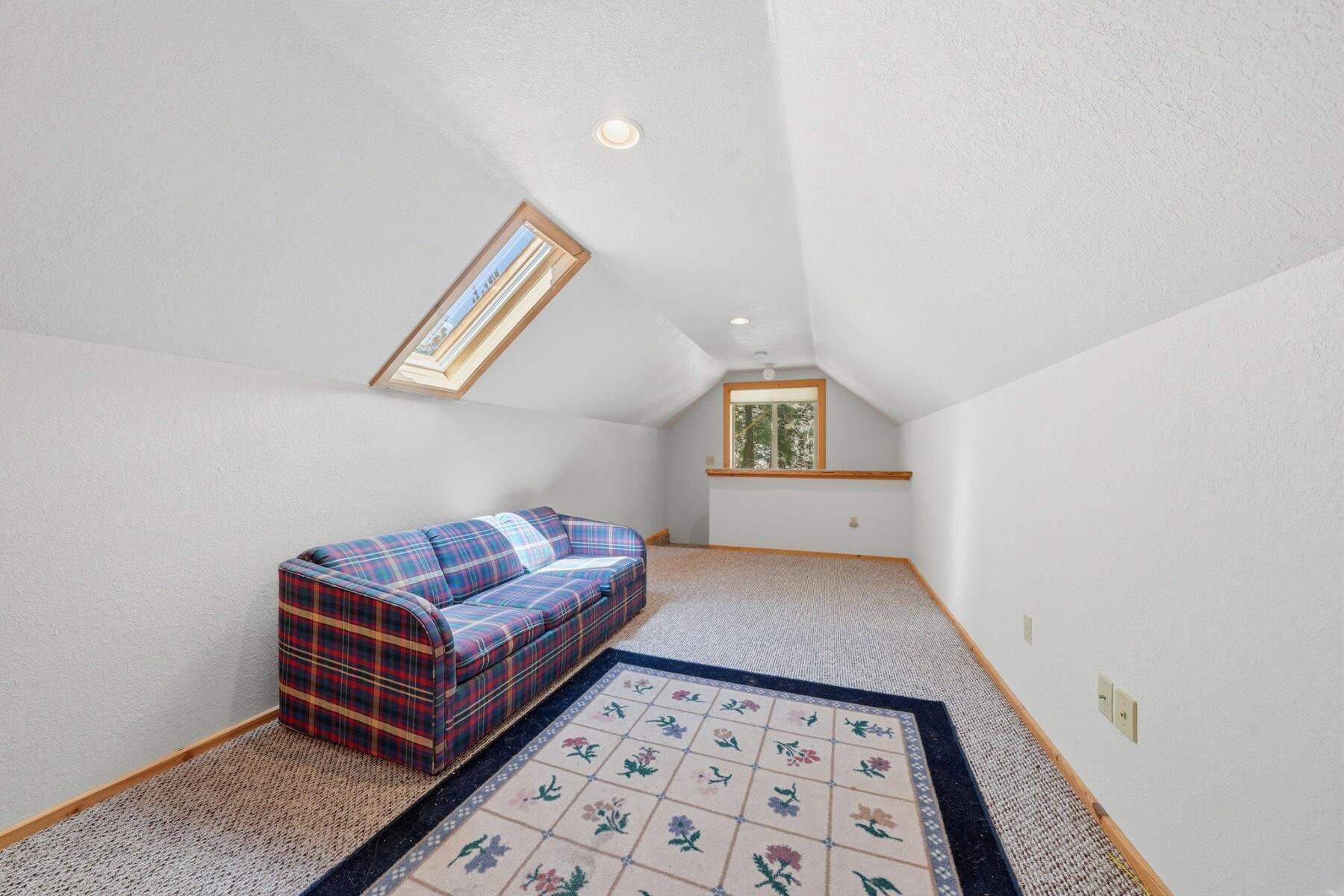 14177 Whitewater Loop La Pine, OR 97739 - Photo 22 of 38 a living room with furniture and a rug