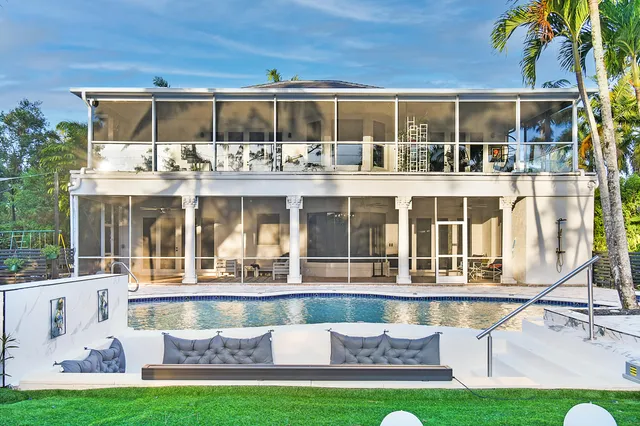 a view of entryway and hall