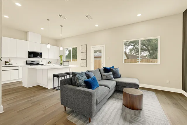 $295,900 | 702 Savonna, Houston, TX 77076