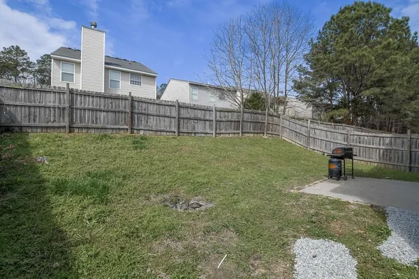 a view of a backyard