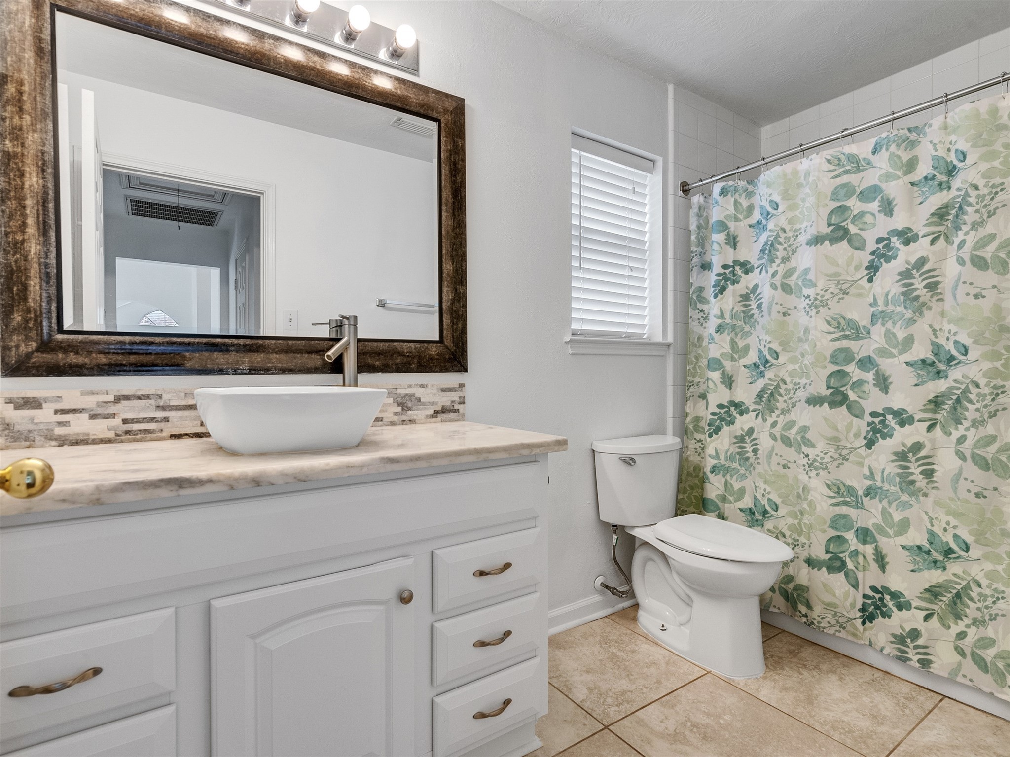 3327 La Seine Lane Spring, TX 77388 - Photo 19 of 29 secondary bathroom