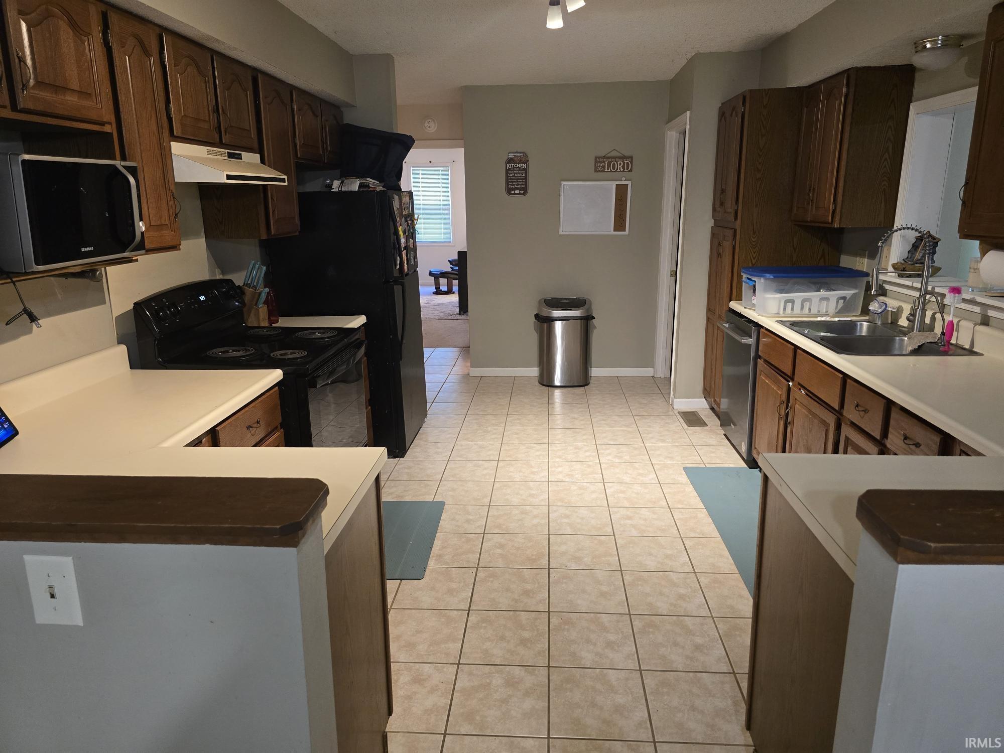 318 Gayle Drive Sweetser, IN 46987 - Photo 4 of 32