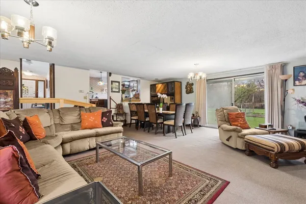 $775,000 | 609 Forest Edge Lane, Des Plaines, IL 60016