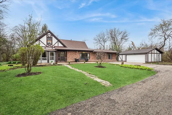 a view of a house with a yard