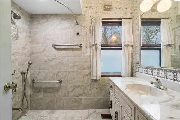 $775,000 | 609 Forest Edge Lane, Des Plaines, IL 60016