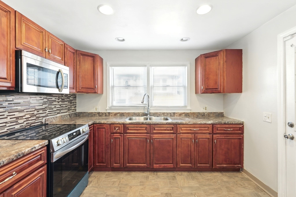 207 Euclid Avenue Springfield, MA 01108 - Photo 5 of 37 Gallery Image 5